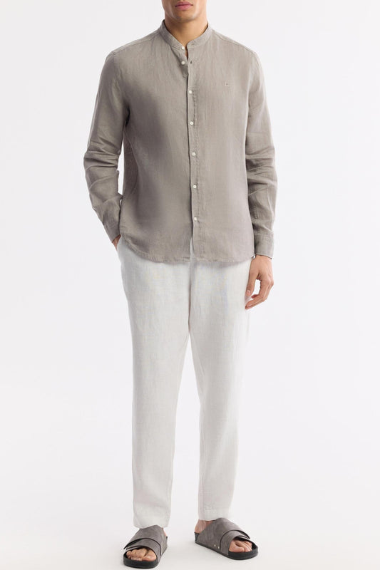 Full look of model in gray linen shirt and white pants – Swiftyle