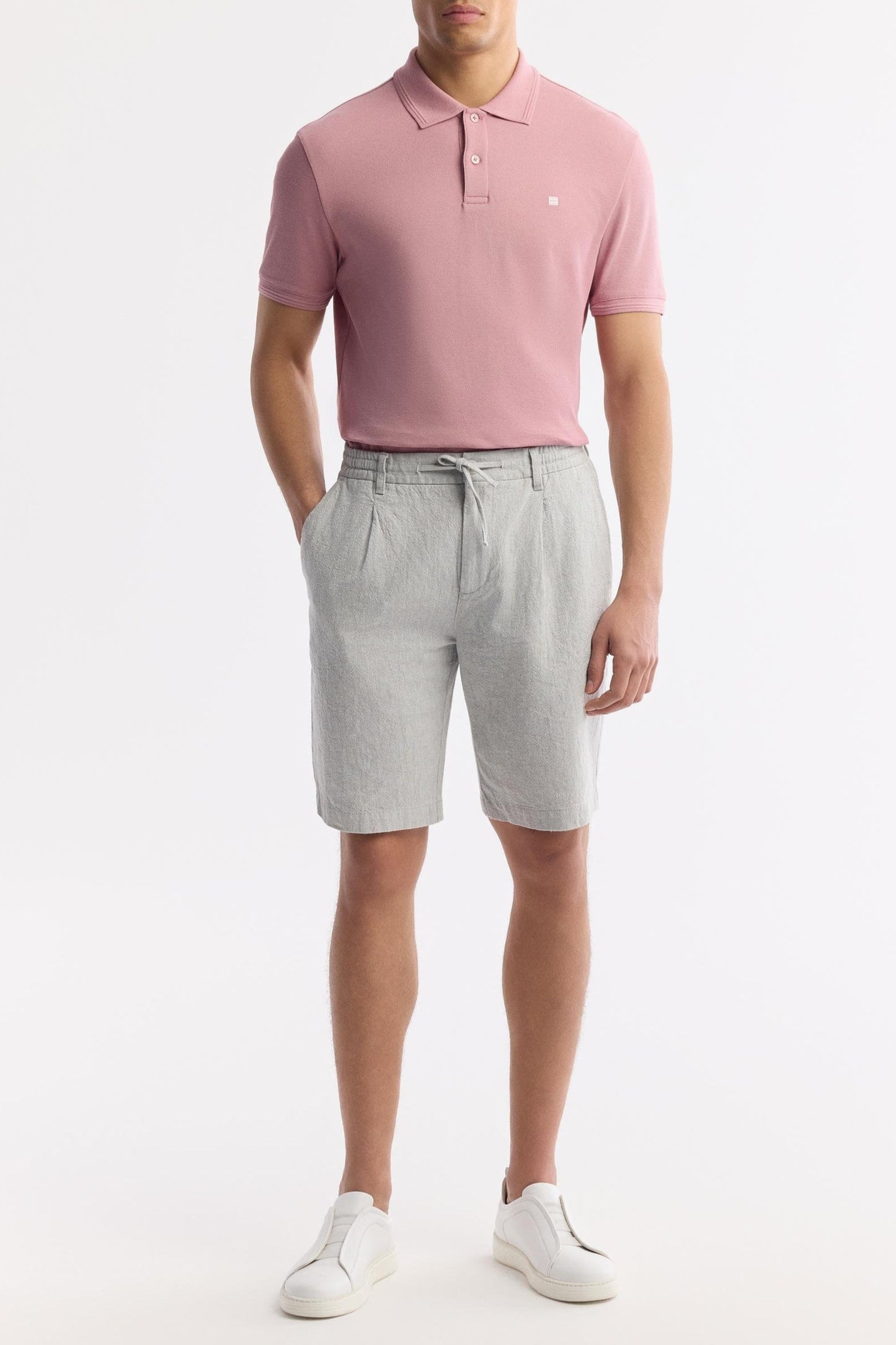 Men wearing gray linen relaxed shorts front view – Swiftyle