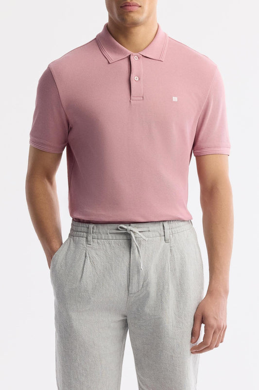 Men’s gray linen shorts with drawstring waist and tucked pink polo – Swiftyle