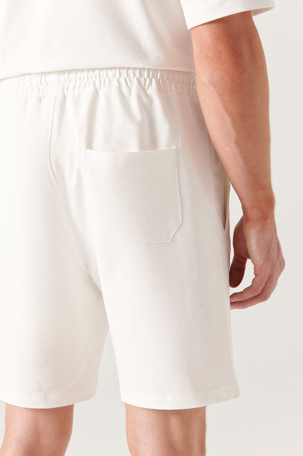Detail of back pocket on white cotton casual shorts – Swiftyle