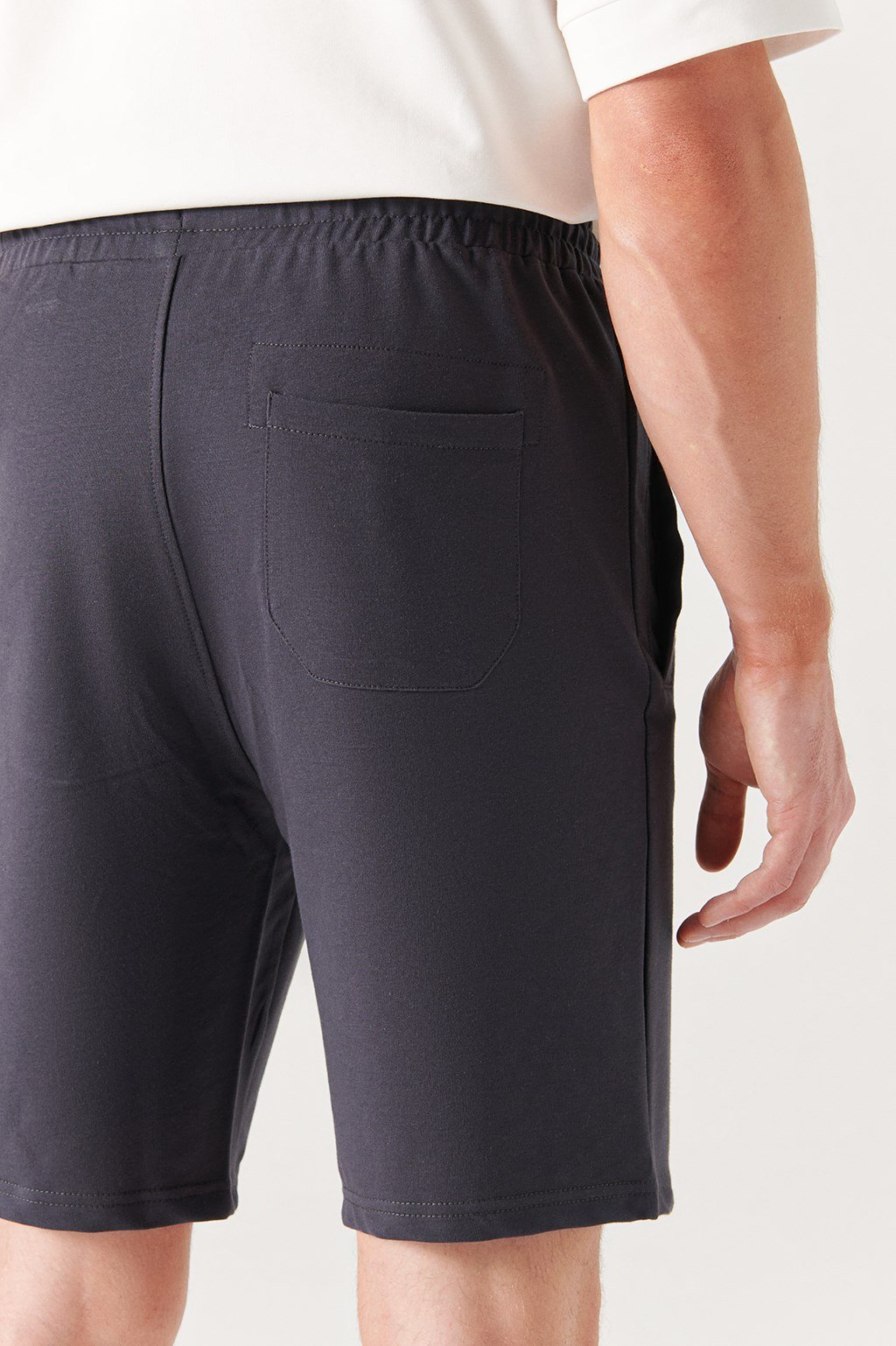 Close-up of back pocket and stitching on anthracite cotton shorts – Swiftyle