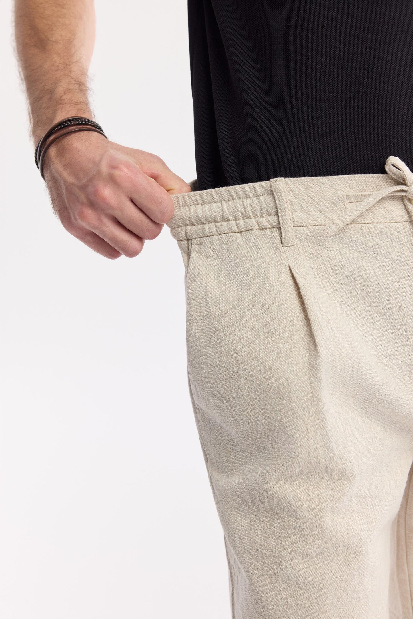 Elastic waistband and stretch detail of Swiftyle beige linen shorts