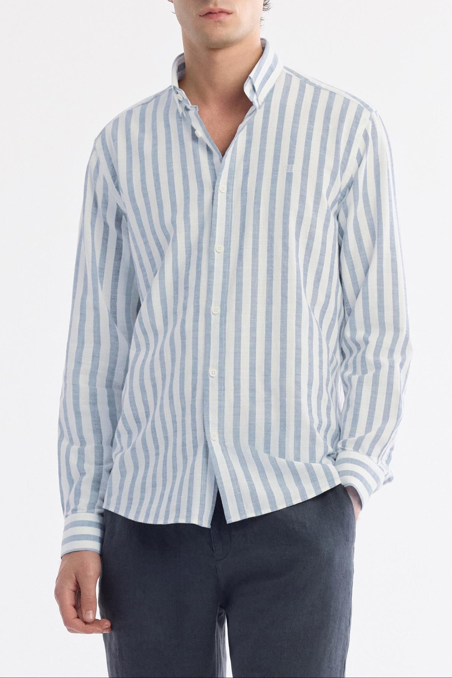 Front view of model wearing sky blue striped 100% cotton shirt with navy linen shorts – Swiftyle